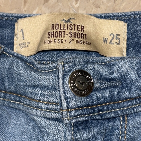 Hollister Distressed Denim High Rise Short-Short in Medium Indigo size 1 (25w) - Picture 2 of 16